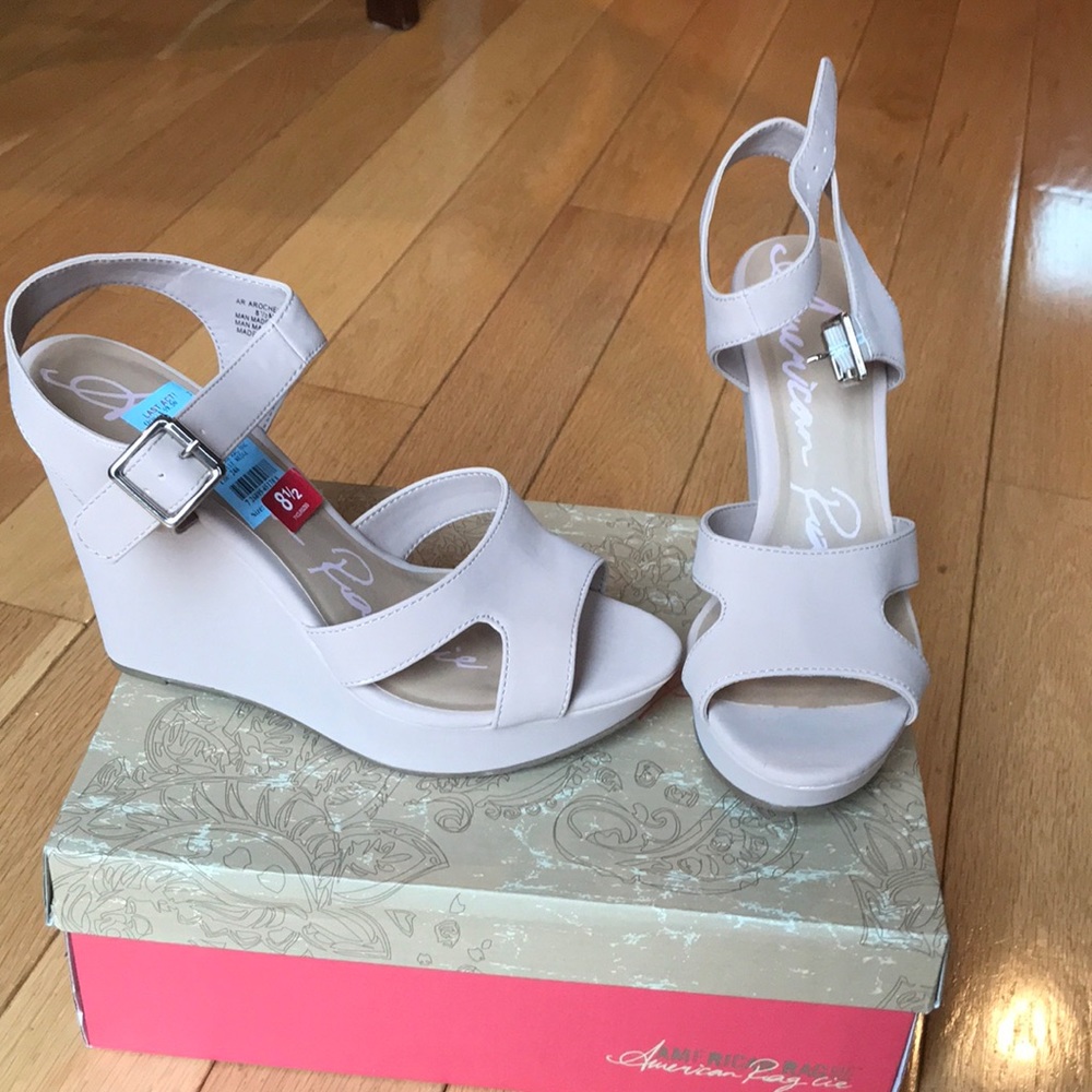 *BRAND NEW NEVER WORN* American Rag Wedges
